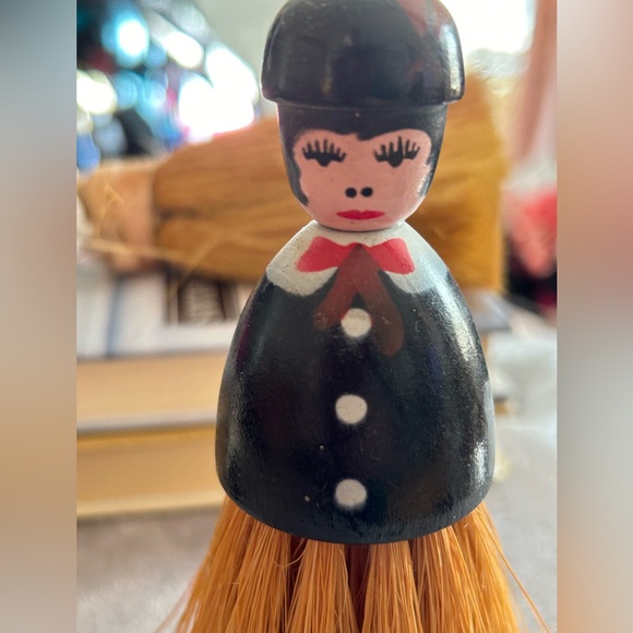 Vintage Half Wooden Figural Doll Crumb/ Garment Brush - Picture 11 of 11